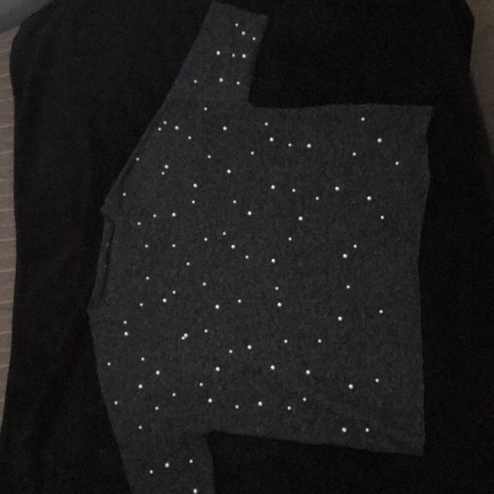 Grey shirt with cute petals